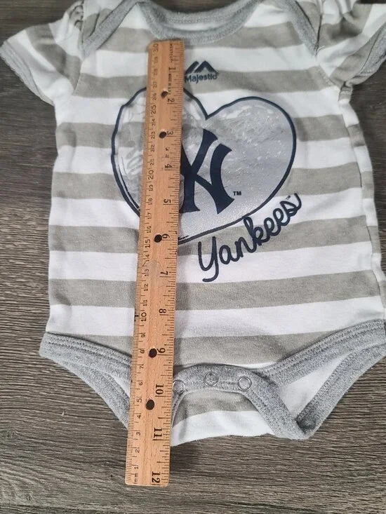 Lot of 2 Majestic New York Yankee Baby Girl's Size 0-3 Onesies. - Picture 7 of 15